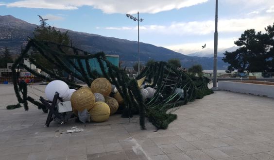 Η «Ζηνοβία» γκρέμισε το χριστουγεννιάτικο δέντρο στα Γιάννενα