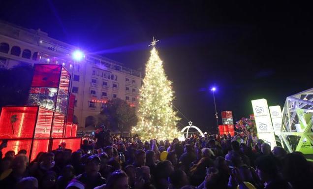 Θεσσαλονίκη : Φωταγωγήθηκε το χριστουγεννιάτικο δέντρο στην Αριστοτέλους – Η έκπληξη του δημάρχου