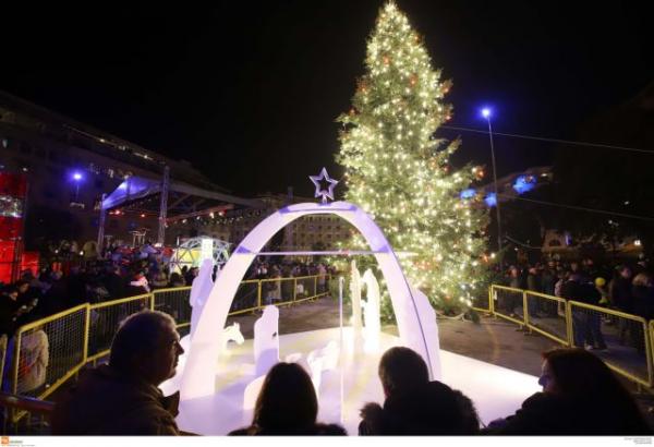 Αποτέλεσμα εικόνας για Θεσσαλονίκη: Φωταγωγήθηκε το χριστουγεννιάτικο δέντρο στην πλατεία Αριστοτέλους