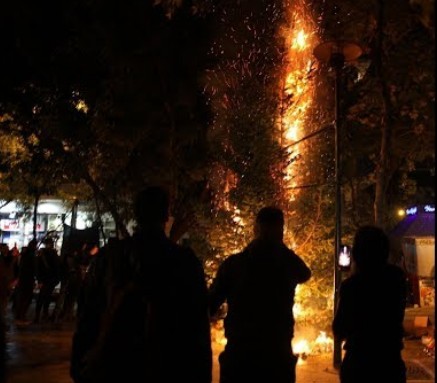 Εξάρχεια : Βίντεο με το κάψιμο του χριστουγεννιάτικου δέντρου