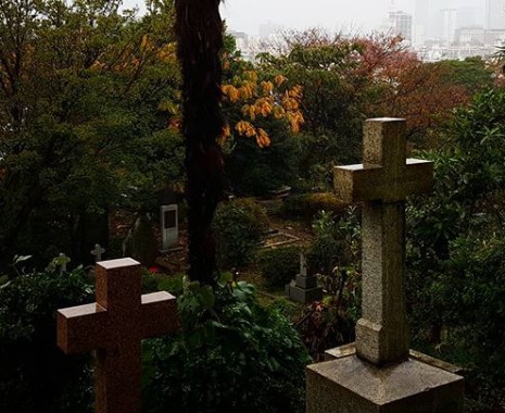 Παρακολουθούσε το νεκροταφείο: Έπαθε σοκ με αυτά που κατέγραψε η φωτογραφική μηχανή