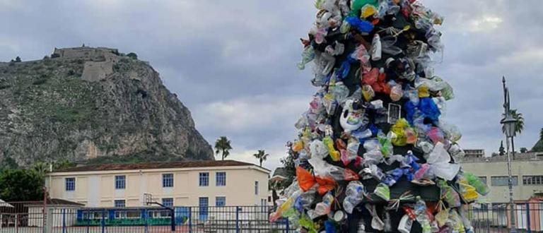 Νάυπλιο : Χριστουγεννιάτικο δέντρο από πλαστικά