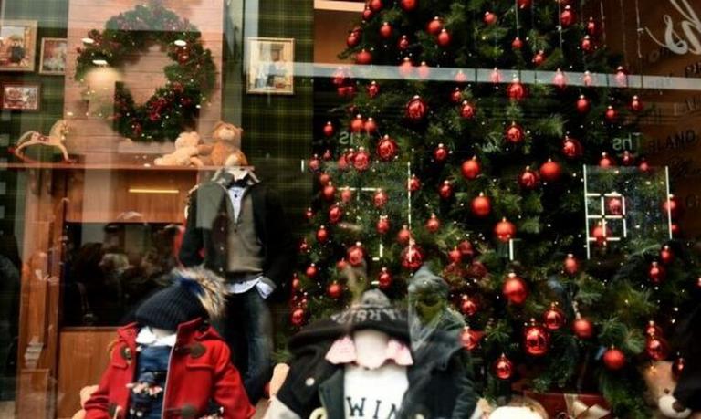 Εορταστικό ωράριο: Ποιες ώρες θα λειτουργήσουν σήμερα τα καταστήματα