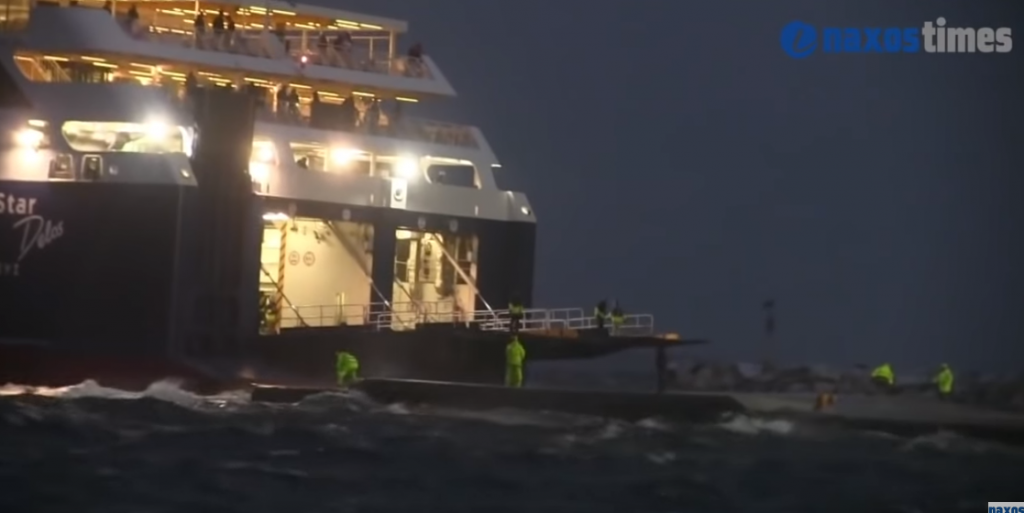 Εντυπωσιακό βίντεο: Η «μάχη» με τα κύματα του Blue Star Delos για να «δέσει» στη Νάξο