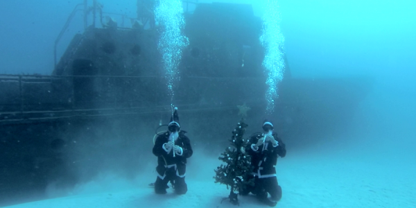 Αγία Νάπα : Στόλισαν και αντάλλαξαν δώρα στο βυθό της θάλασσας