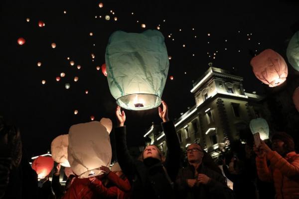 Σε χριστουγεννιάτικους ρυθμούς η Αθήνα
