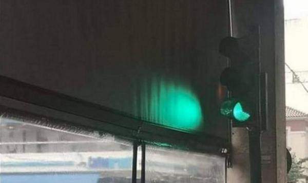 Πάτρα : Φανάρι μέσα σε καφετέρια προκαλεί απορία