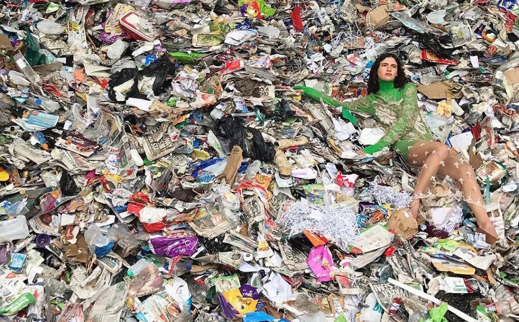 Οι σκοτεινές πλευρές της μόδας σε μία διαφορετική έκθεση