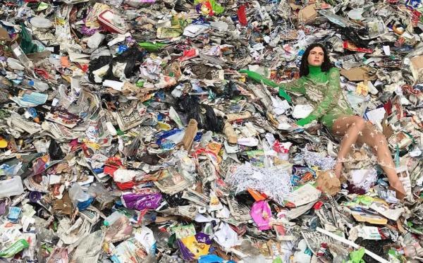 Οι σκοτεινές πλευρές της μόδας σε μία διαφορετική έκθεση