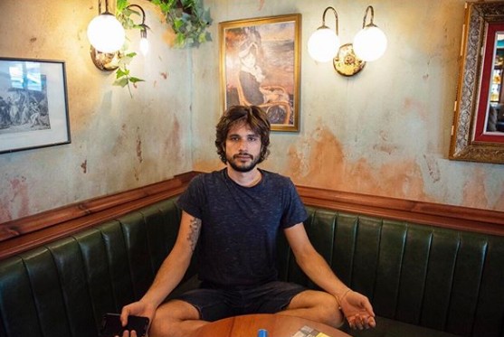 Γιάννης Νιάρρος: «Άρχισα να “πίνω” ναρκωτικά στο Λύκειο»