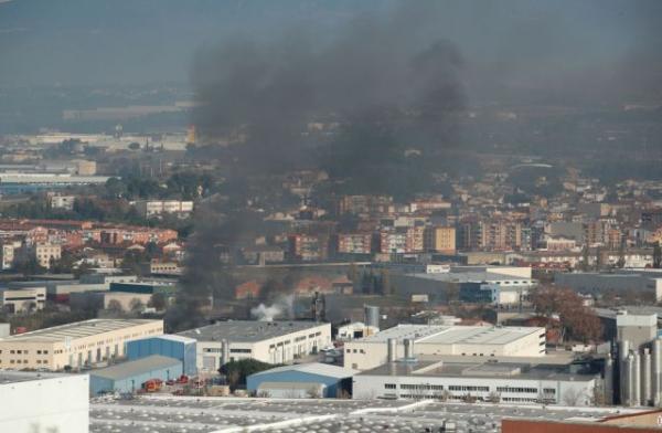 Πυρκαγιά σε χημικό εργοστάσιο στην Καταλονία – Εκκενώνεται η περιοχή