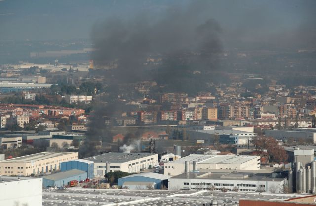 Πυρκαγιά σε χημικό εργοστάσιο στην Καταλονία - Εκκενώνεται η περιοχή