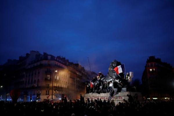 Γαλλία : Απεργίες και πορείες για έκτη ημέρα για το συνταξιοδοτικό