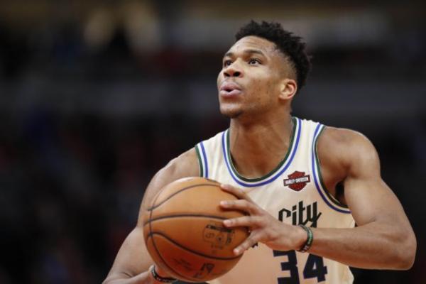 Επέστρεψε δυναμικά ο Γιάννης Αντετοκούνμπο και κατατρόπωσε το Σικάγο