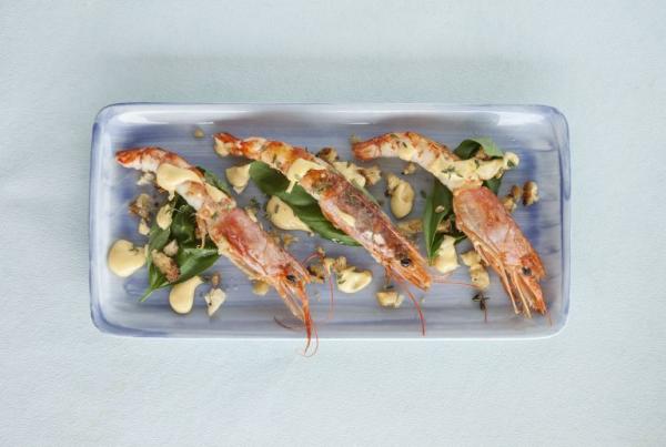 Γαρίδες με «γαλάκτωμα» από μέλι, πορτοκάλι και κρόκο Κοζάνης