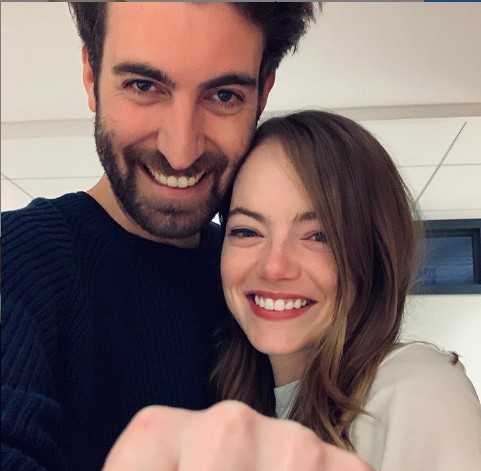 Emma Stone: Αρραβωνιάστηκε και μας δείχνει το τεράστιο μονόπετρο της