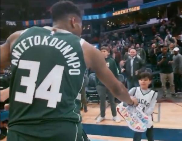 Η συγκινητική κίνηση του Αντετοκούνμπο σε έναν μικρό θαυμαστή του