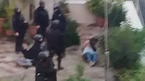 Φωτογραφία – ντοκουμέντο από την επιχείρηση στο Κουκάκι: Φόρεσαν κουκούλα σε γυναίκα και την έδεσαν πισθάγκωνα
