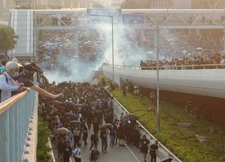 Χονγκ Κονγκ : Με δακρυγόνα απαντά η αστυνομία στις χιλιάδες διαδηλωτές που κατέκλυσαν τους δρόμους
