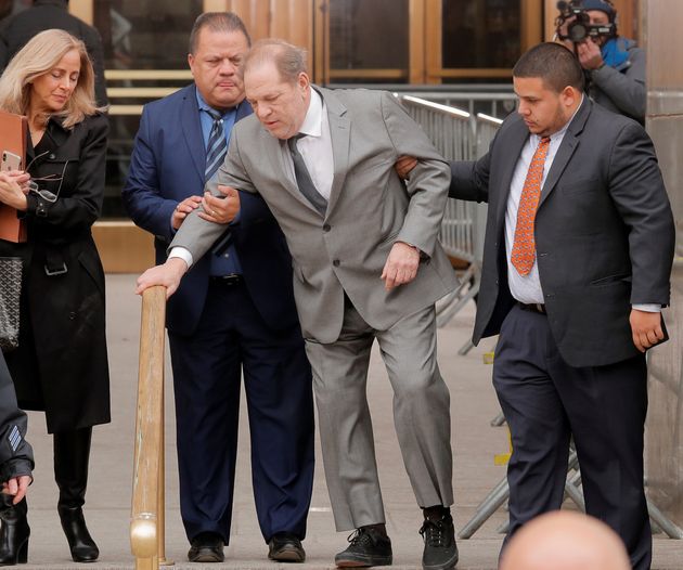 Χάρβεϊ Γουάινσταϊν : Υποβασταζόμενος και σε άθλια κατάσταση στο δικαστήριο