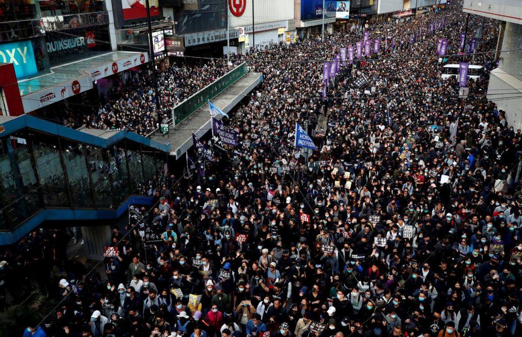 Χονγκ Κονγκ : Πρώτη μεγάλη διαδήλωση του αντικυβερνητικού στρατοπέδου μετά τη νίκη του στις περιφερειακές εκλογές