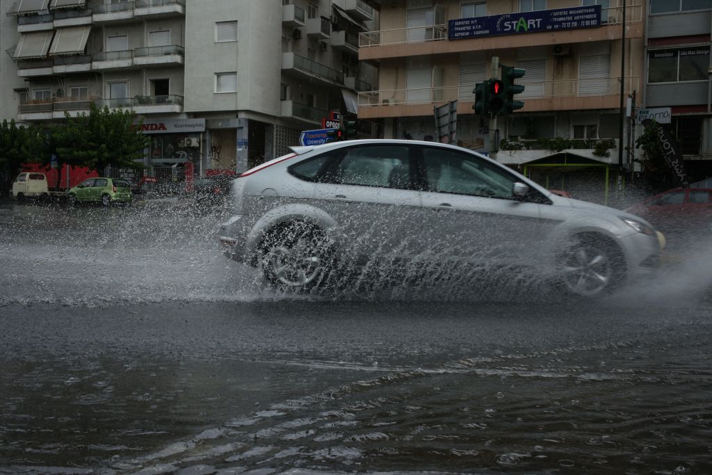 Κακοκαιρία : Αγριεύει κι άλλο ο καιρός τη Δευτέρα – «Πνίγηκε» από τη βροχή η Αττική