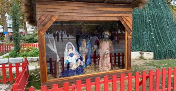 Λάρισα : Έβαλαν τζαμαρία σε φάτνη για να μην κλαπεί το Θείο Βρέφος