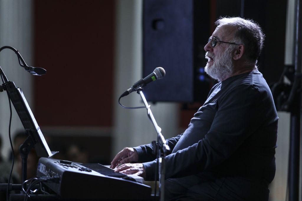 Θάνος Μικρούτσικος : Ο πολιτικός κόσμος αποχαιρετά τον αγαπημένο μουσικοσυνθέτη