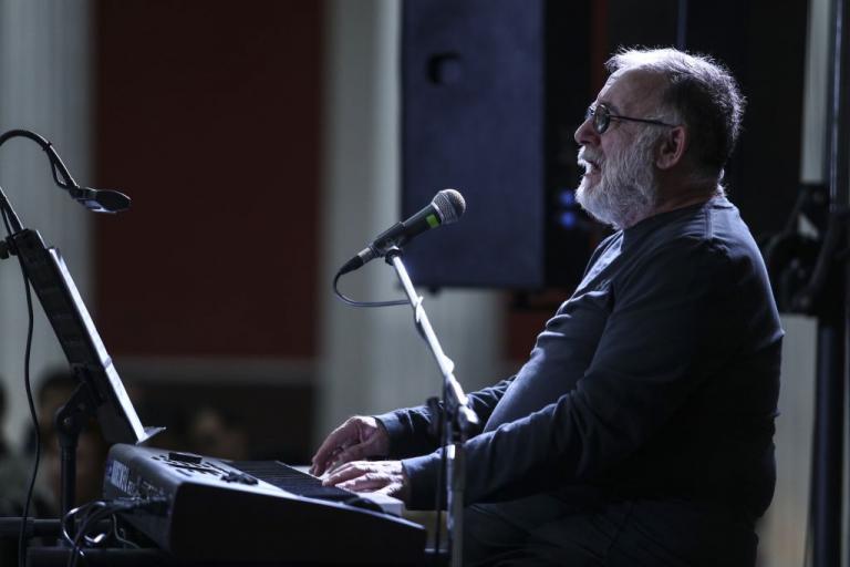 Θάνος Μικρούτσικος : Ο πολιτικός κόσμος αποχαιρετά τον αγαπημένο μουσικοσυνθέτη