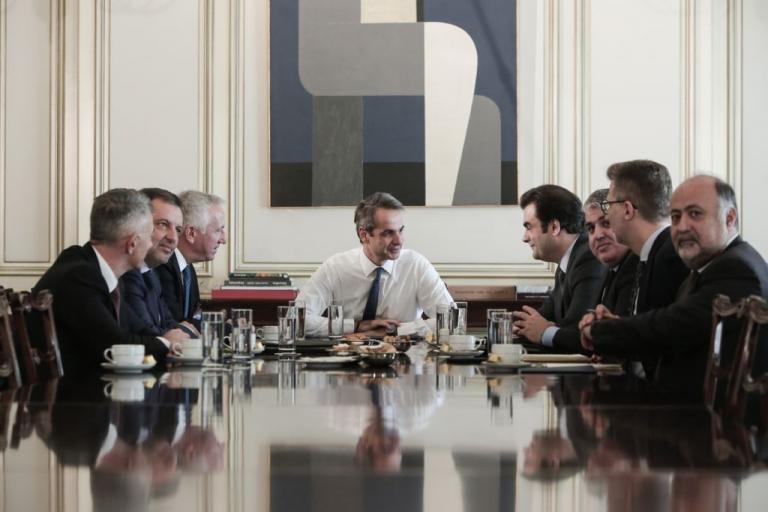 Ολα στο τραπέζι, και η μείωση του κόστους δεδομένων στην κινητή τηλεφωνία