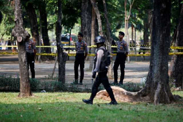 Ινδονησία : Δύο στρατιωτικοί τραυματίστηκαν μετά από έκρηξη χειροβομβίδας καπνού