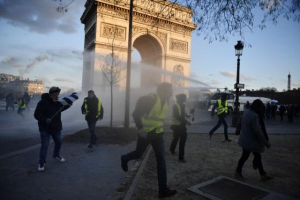 Γαλλία: Πρώτες καταδίκες αστυνομικών για άσκηση βίας εναντίον των «Κίτρινων Γιλέκων»