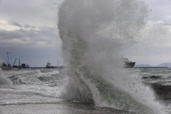 Σοβαρά προβλήματα στην Κρήτη λόγω κακοκαιρίας: Επέστρεψε αεροπλάνο, έπεσαν δέντρα