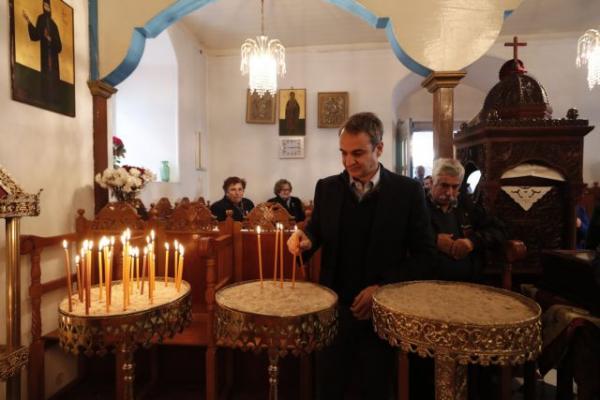 Στην Κάσο ο Μητσοτάκης – Παρακολούθησε τη Θεία Λειτουργία [Εικόνες]