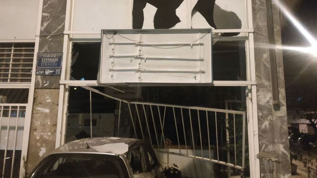 Κολωνός : Αυτοκίνητο σε τρελή πορεία κατέληξε μέσα σε καθαριστήριο