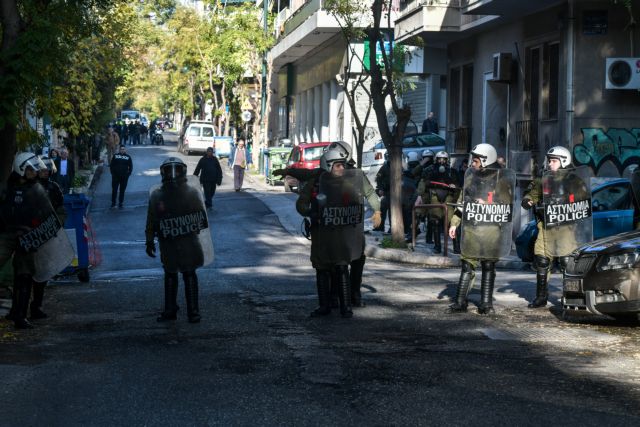 Οργισμένες αντιδράσεις για την αστυνομική βία στο Κουκάκι - Πώς απαντά η ΕΛ.ΑΣ.