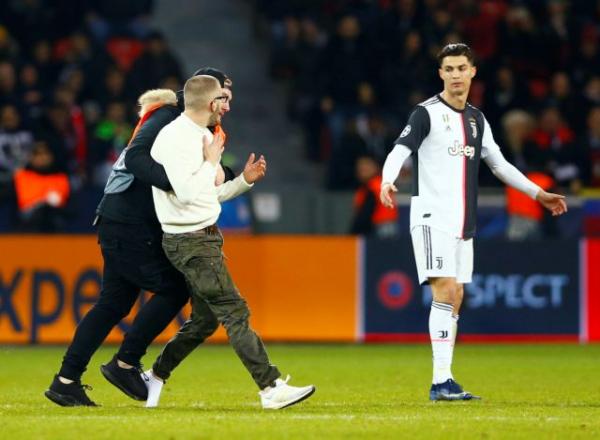 Έξαλλος ο Κριστιάνο Ρονάλντο με οπαδό