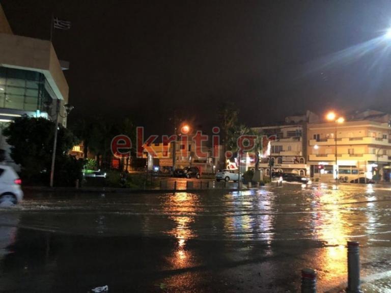 «Πνίγηκε» η Κρήτη: Ποτάμια οι δρόμοι εξαιτίας καταρρακτώδους βροχής