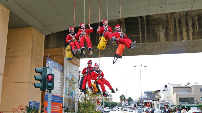 Ηράκλειο: Εντυπωσιακό σόου με Άγιους Βασίληδες κρεμασμένους από… γέφυρα