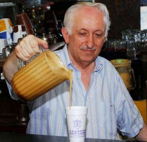 Χρήστος Λέντζος : Ο ιδιοκτήτης – θρύλος της καφετέριας με τον καλύτερο φραπέ της Ελλάδας