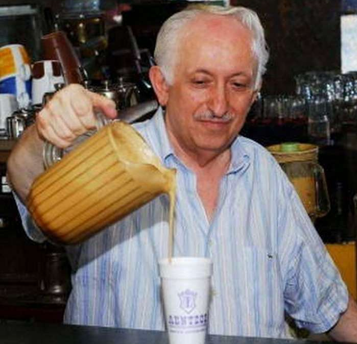 Χρήστος Λέντζος : Ο ιδιοκτήτης – θρύλος της καφετέριας με τον καλύτερο φραπέ της Ελλάδας