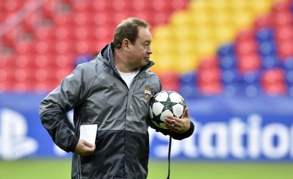 ΑΕΚ : Με ένα χαμόγελο αποχαιρέτησε τους ποδοσφαιριστές της Φιτέσε ο Σλούτσι