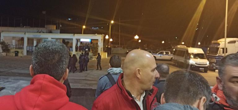 Νέες αντιδράσεις στη Λέρο – Κάτοικοι εμπόδισαν αποβίβαση προσφύγων από πλοίο