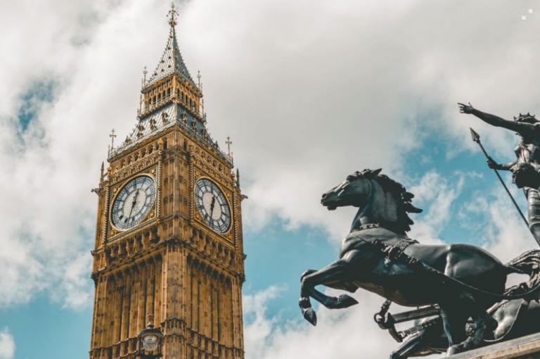 Στις κάλπες σήμερα οι Βρετανοί – Τι «δείχνουν» τα προγνωστικά