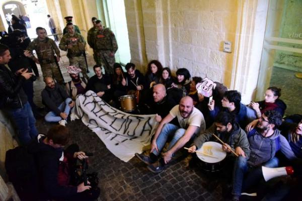 «Καζάνι που βράζει» η Μάλτα – Εισβολή στο γραφείο του πρωθυπουργού