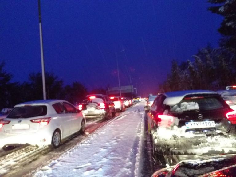 Ομαλοποιείται η κυκλοφορία στην Αθηνών – Λαμίας μετά την 5ωρη ταλαιπωρία στις Αφίδνες