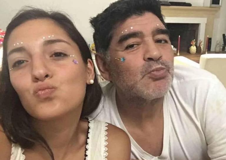 Η πληθωρική κόρη του Μαραντόνα έγινε μοντέλο εσωρούχων