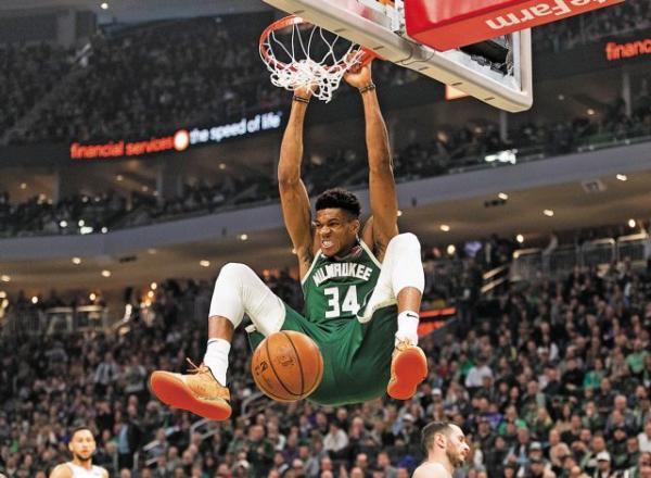 Δείτε το ξεχωριστό δώρο που έλαβε ο Γιάννης στο Σικάγο