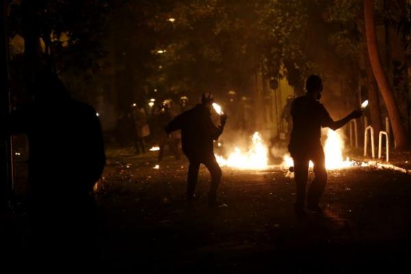Εξάρχεια : Επεισόδια με μολότοφ και χημικά στην πλατεία