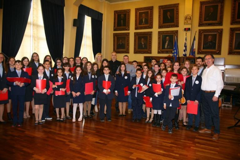 Χριστουγεννιάτικα κάλαντα στον Γιάννη Μώραλη από μαθητές του Πειραιά